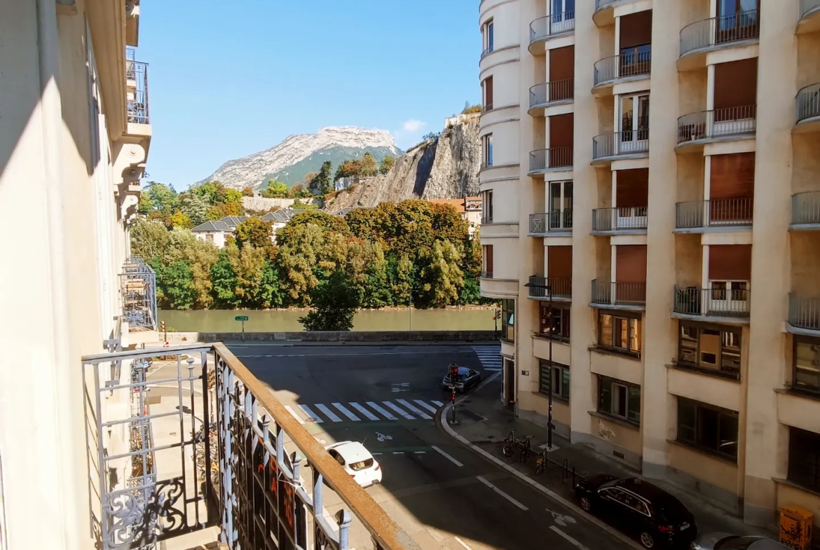 Appartement de 80m2 rénové proche de la place Victor Hugo à Grenoble 