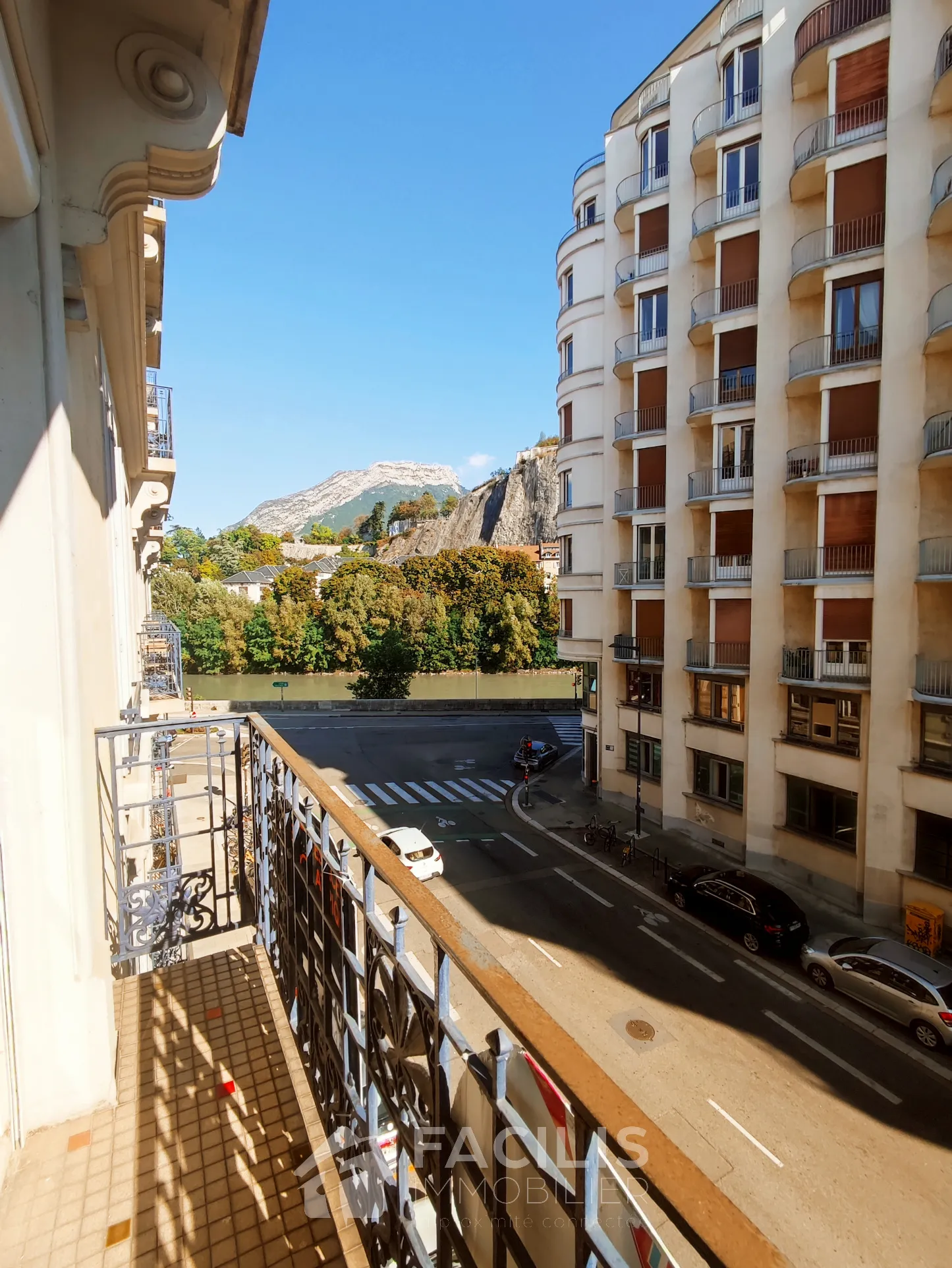 Appartement de 80m2 rénové proche de la place Victor Hugo à Grenoble 