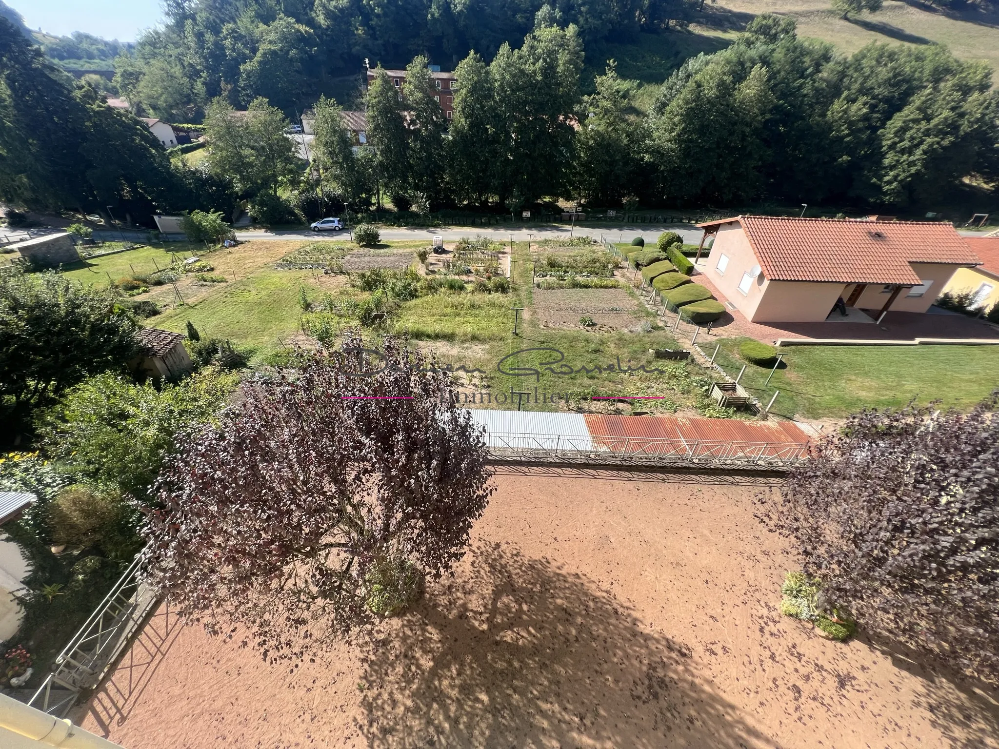 Appartement avec balcon, cave, grenier et parcelle de terrain 