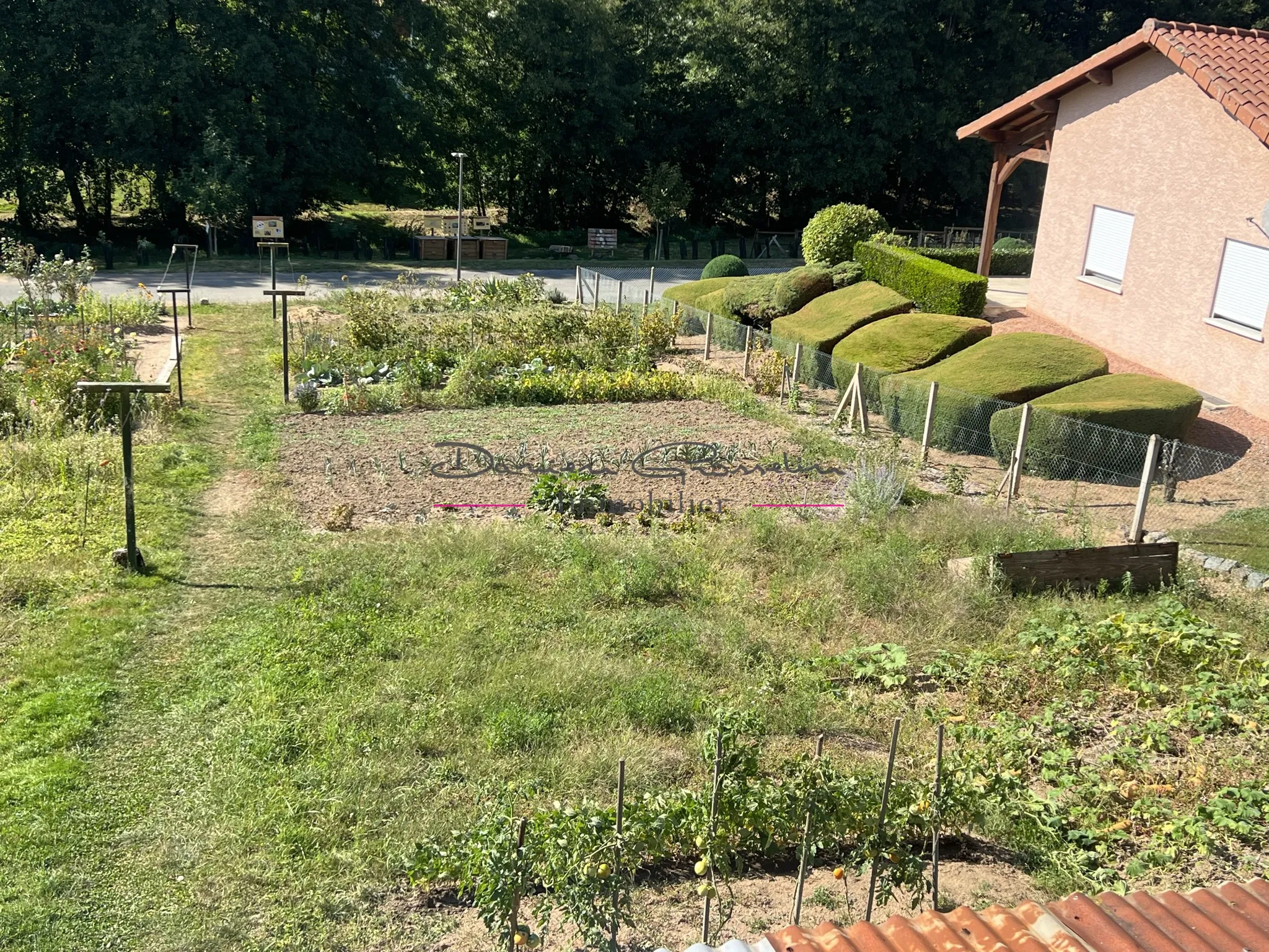 Appartement avec balcon, cave, grenier et parcelle de terrain 