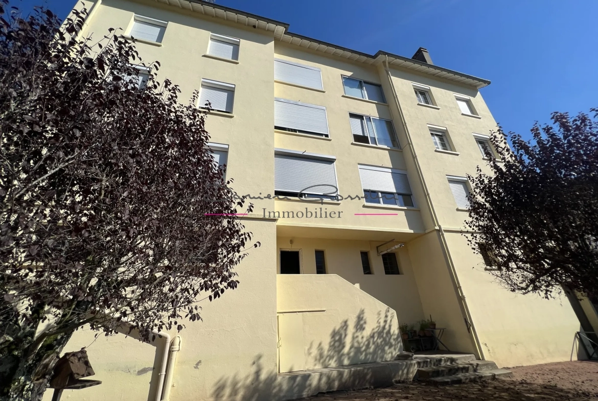 Appartement avec balcon, cave, grenier et parcelle de terrain 