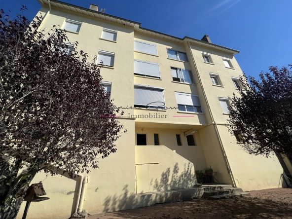 Appartement avec balcon, cave, grenier et parcelle de terrain