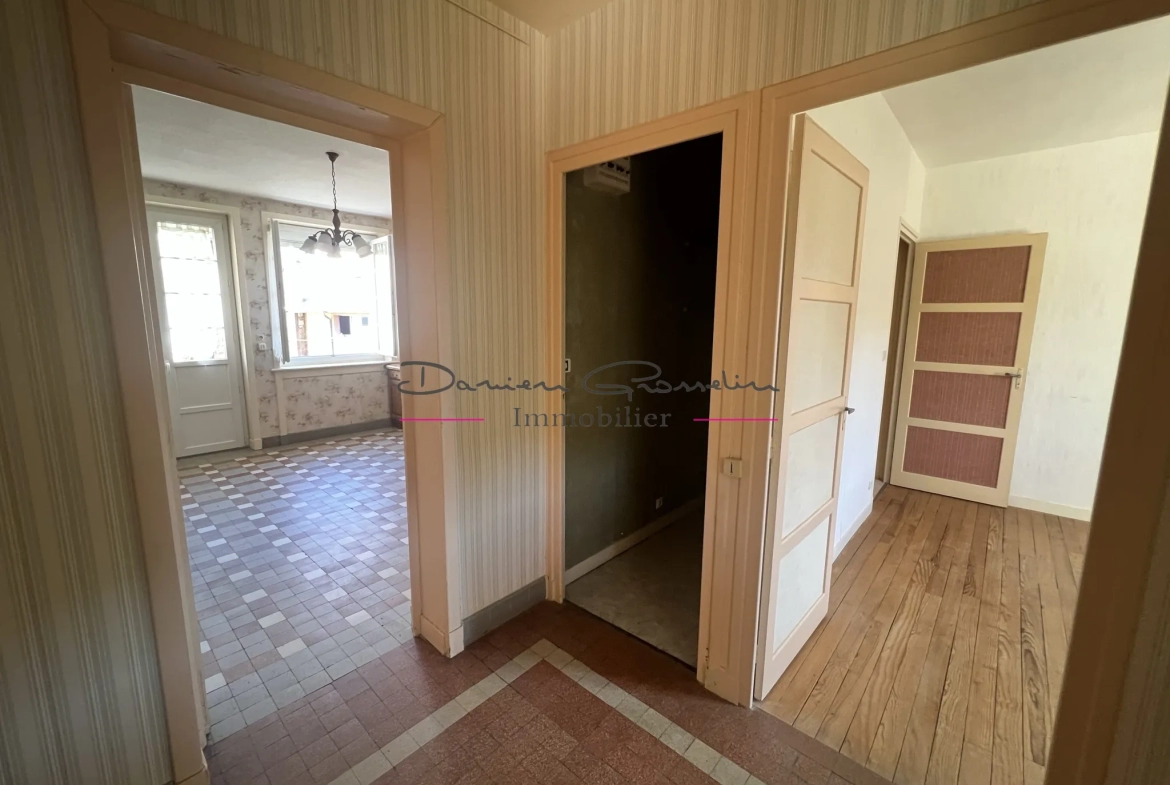 Appartement avec balcon, cave, grenier et parcelle de terrain 