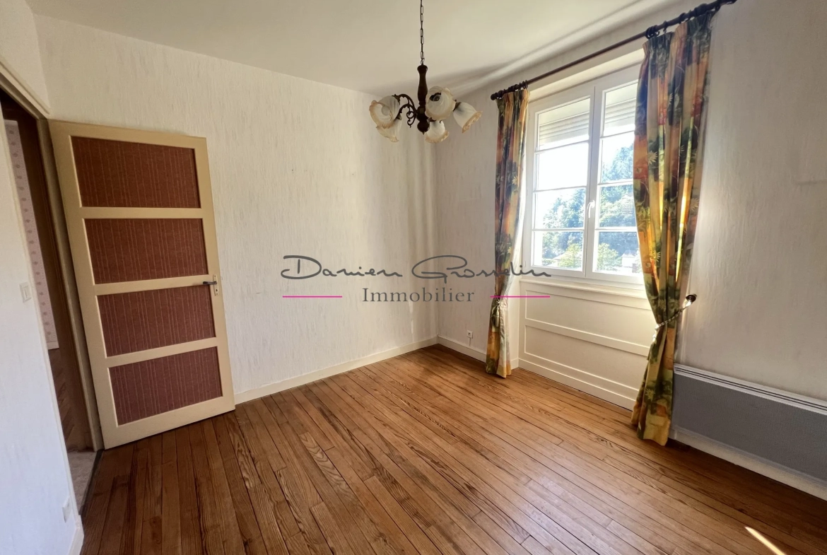 Appartement avec balcon, cave, grenier et parcelle de terrain 