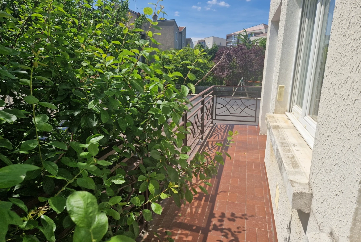 Grande maison à rénover avec jardin et garage à Nancy 