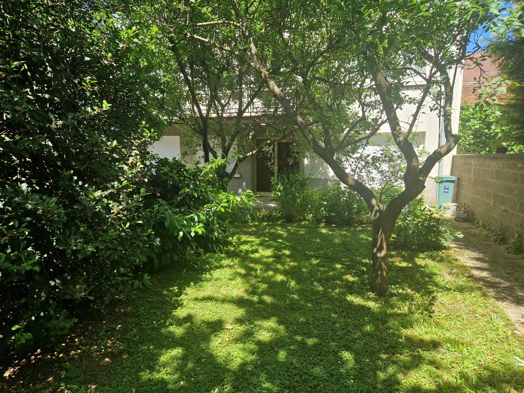 Grande maison à rénover avec jardin et garage à Nancy 