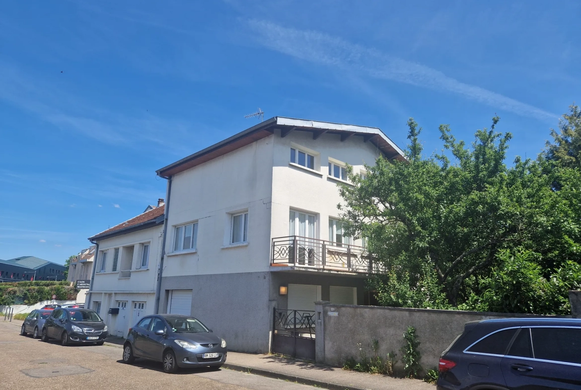 Grande maison à rénover avec jardin et garage à Nancy 