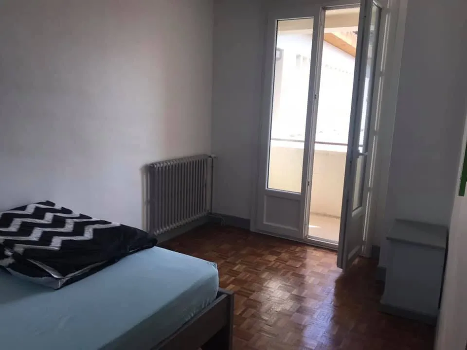 Appartement rénové avec balcon et parking à Carcassonne 