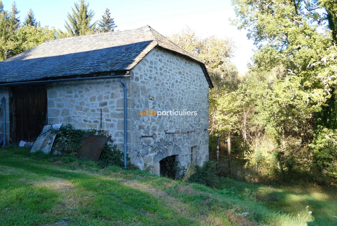 Maison avec grange à proximité de Marcillac la Croisille et de son Lac. 