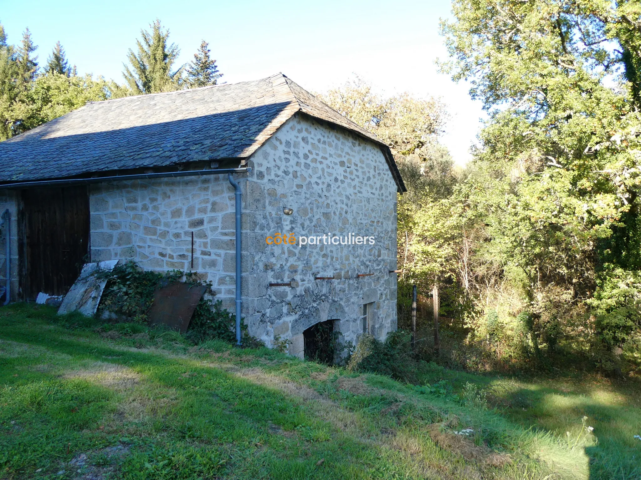 Maison avec grange à proximité de Marcillac la Croisille et de son Lac. 