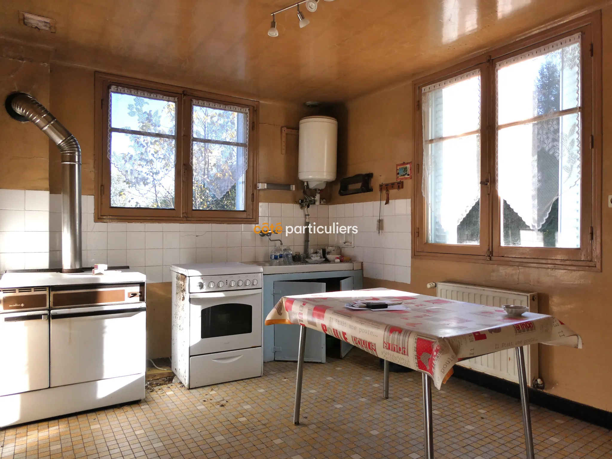 Maison avec grange à proximité de Marcillac la Croisille et de son Lac. 