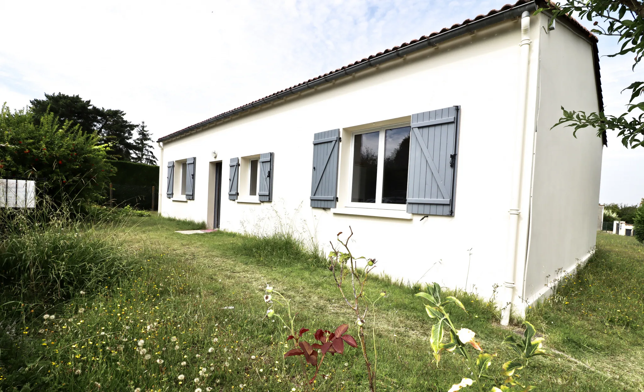 Médis maison - Maison de plain-pied avec trois chambres et garage 