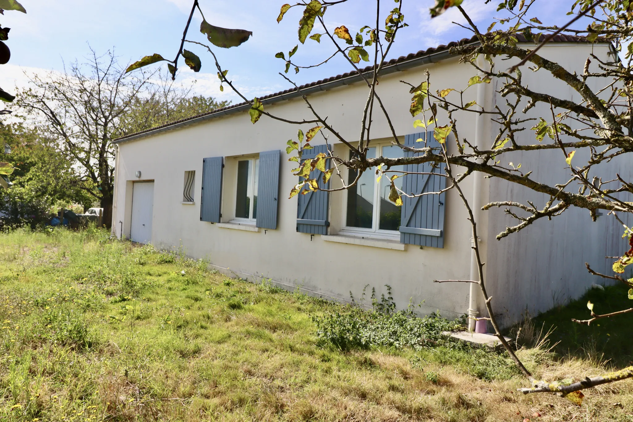 Médis maison - Maison de plain-pied avec trois chambres et garage 