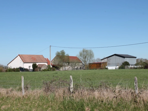 Maison d'habitation à Givardon avec terrain privé de 2 hectares +2 ha en location et pension animale