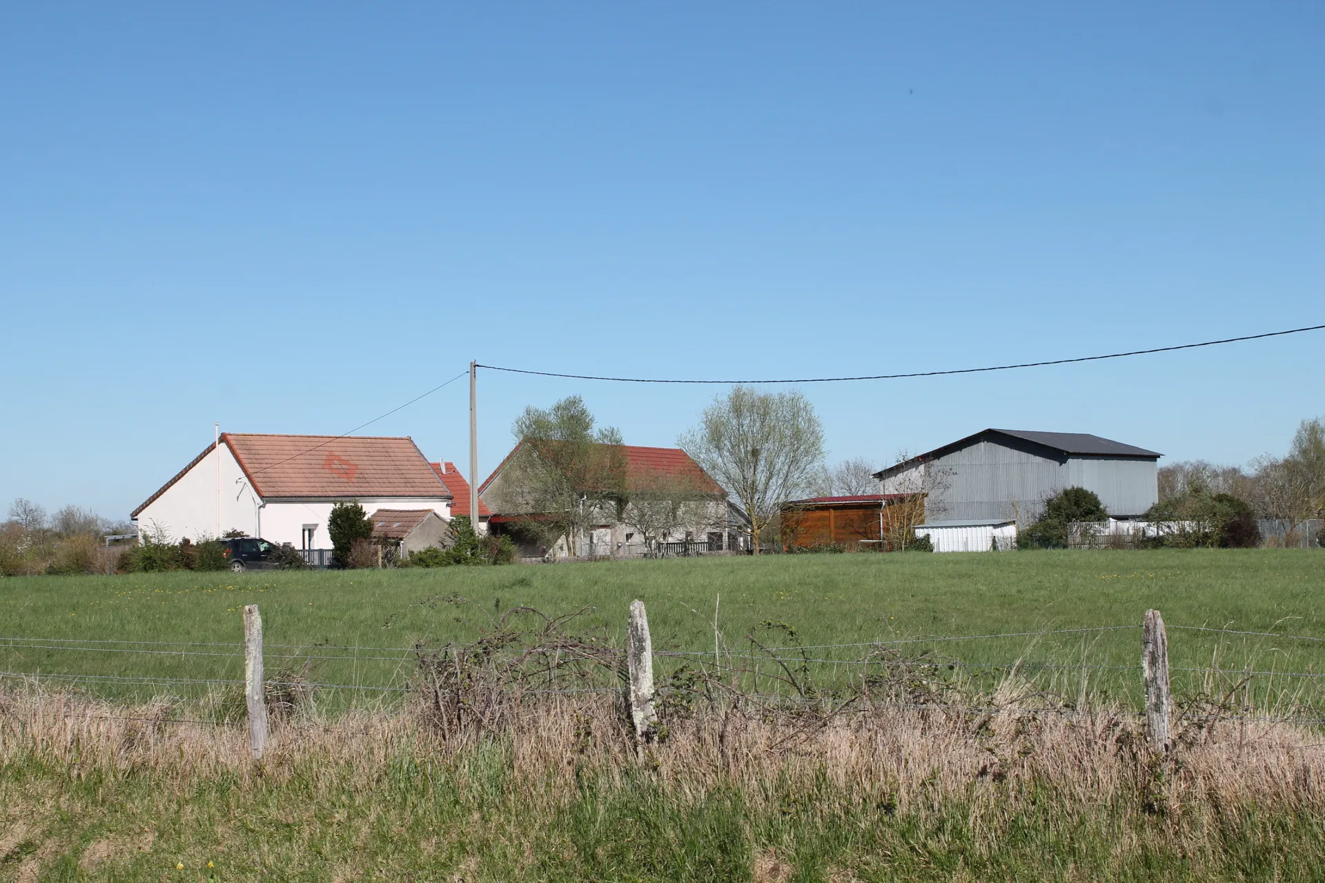 Maison d'habitation à Givardon avec terrain privé de 2 hectares +2 ha en location et pension animale 