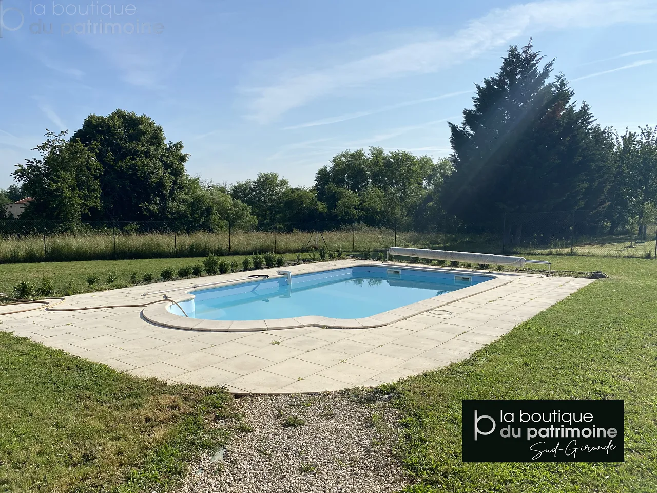 Maison de plain-pied 4 chambres avec piscine sur 3240m2 à Pondaurat 