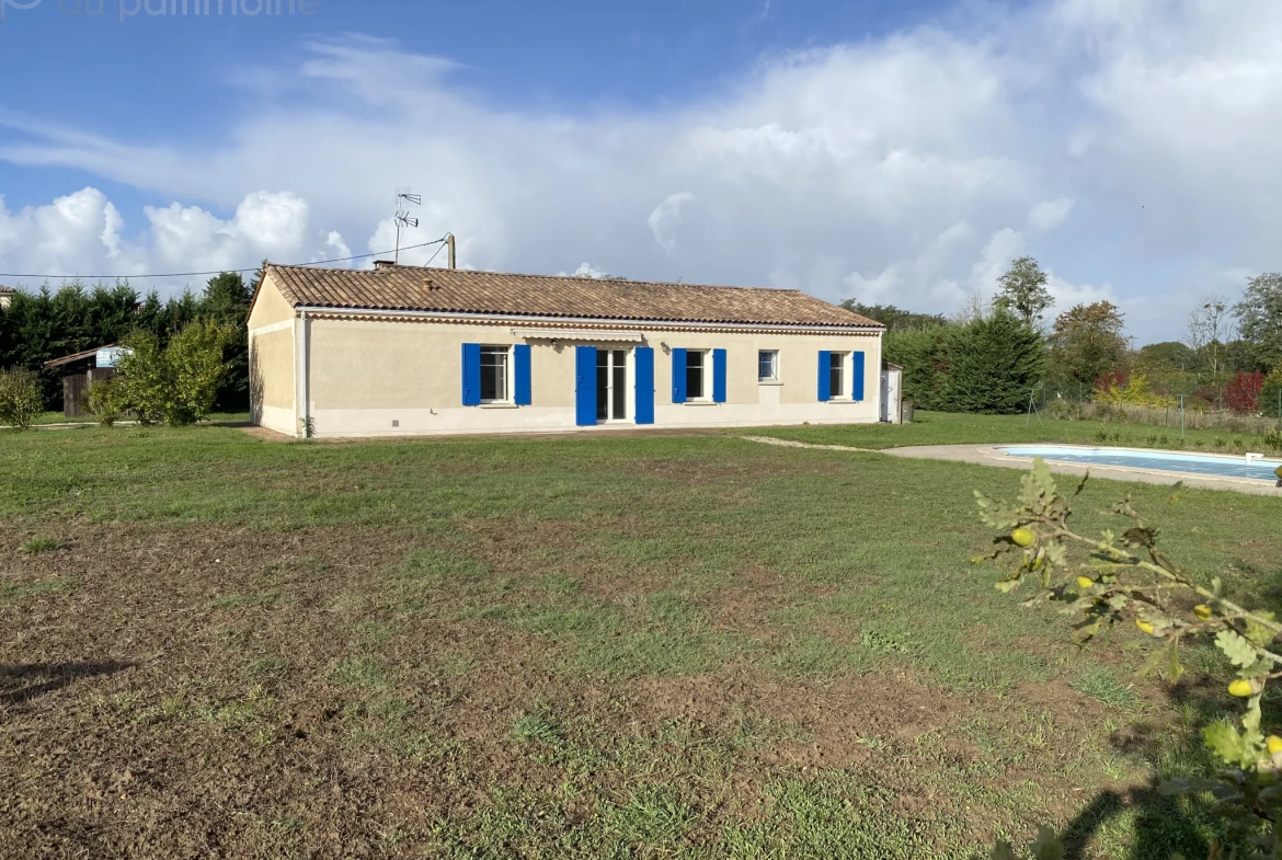 Maison de plain-pied 4 chambres avec piscine sur 3240m2 à Pondaurat 