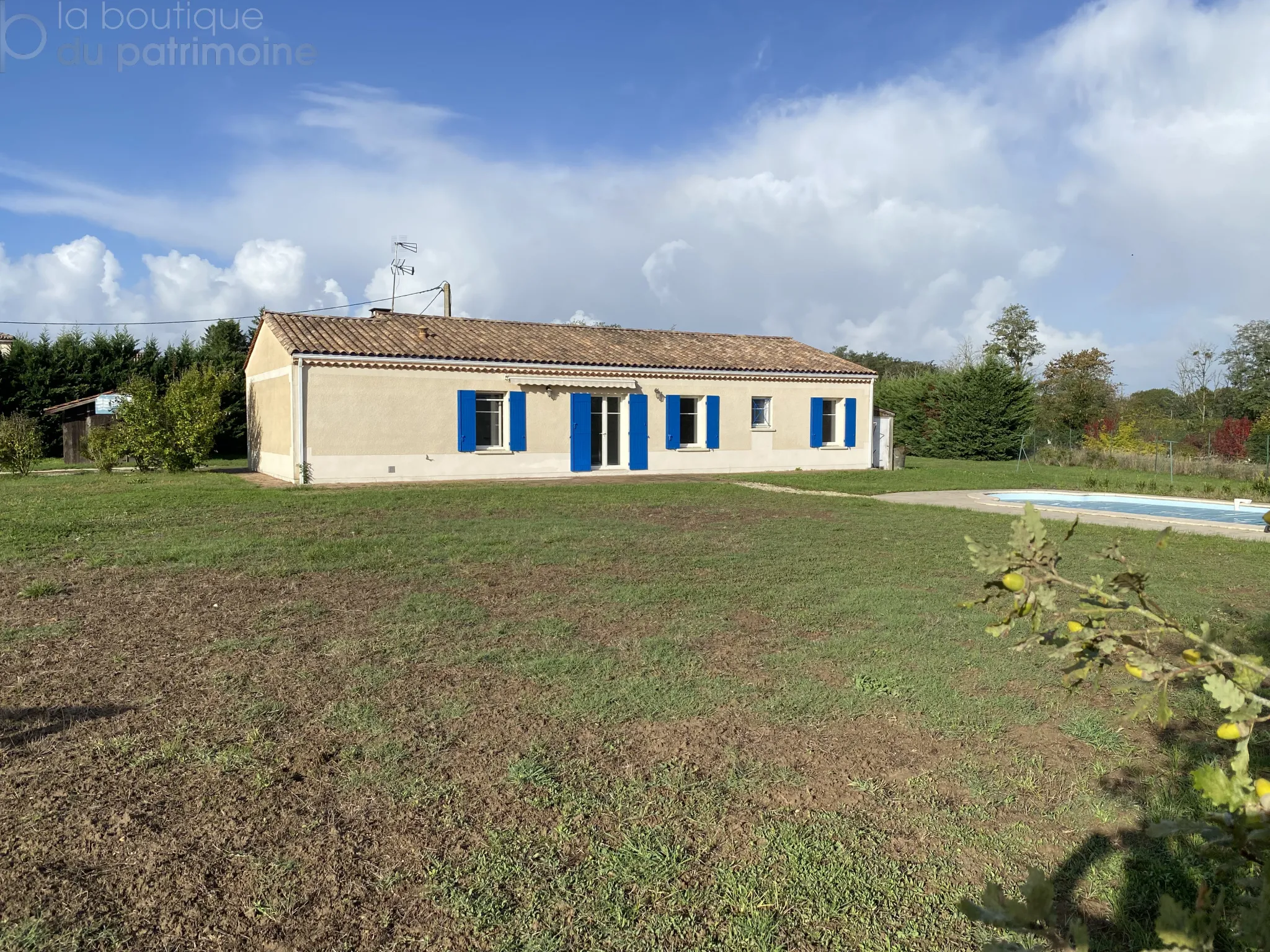 Maison de plain-pied 4 chambres avec piscine sur 3240m2 à Pondaurat 