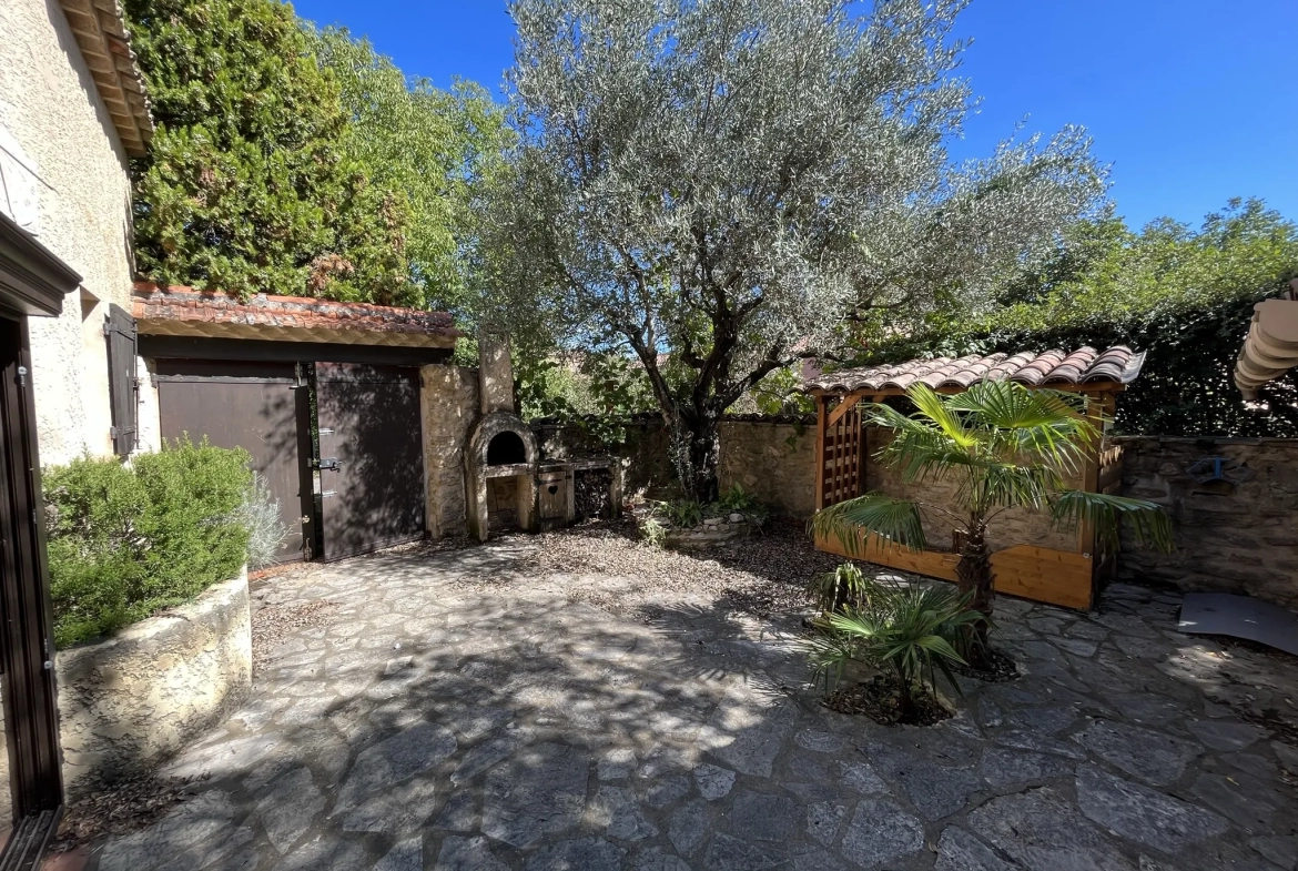 Maison de village avec cour intérieure à Entrechaux 