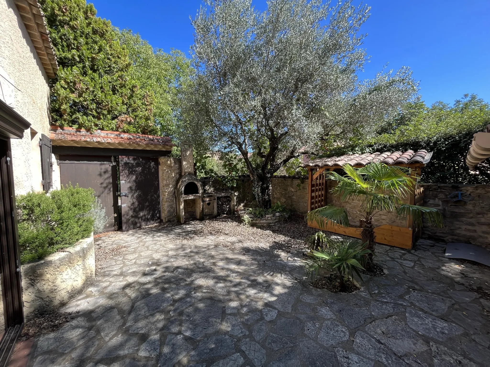 Maison de village avec cour intérieure à Entrechaux 