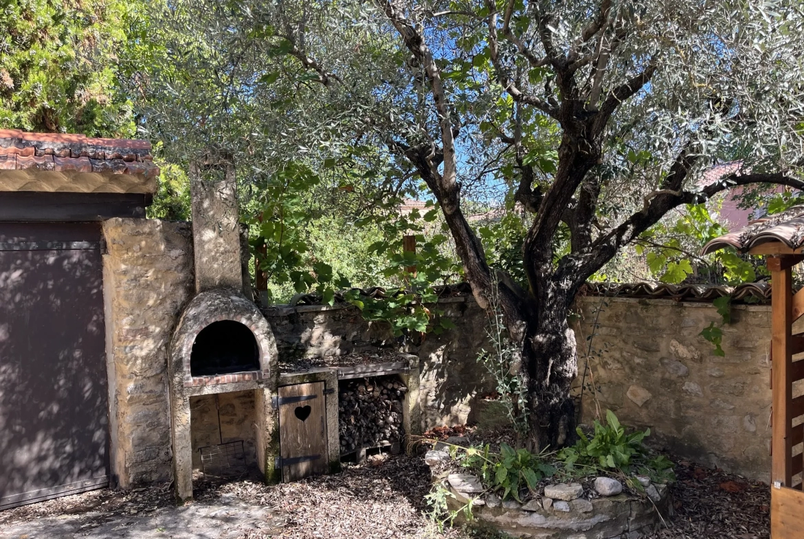 Maison de village avec cour intérieure à Entrechaux 