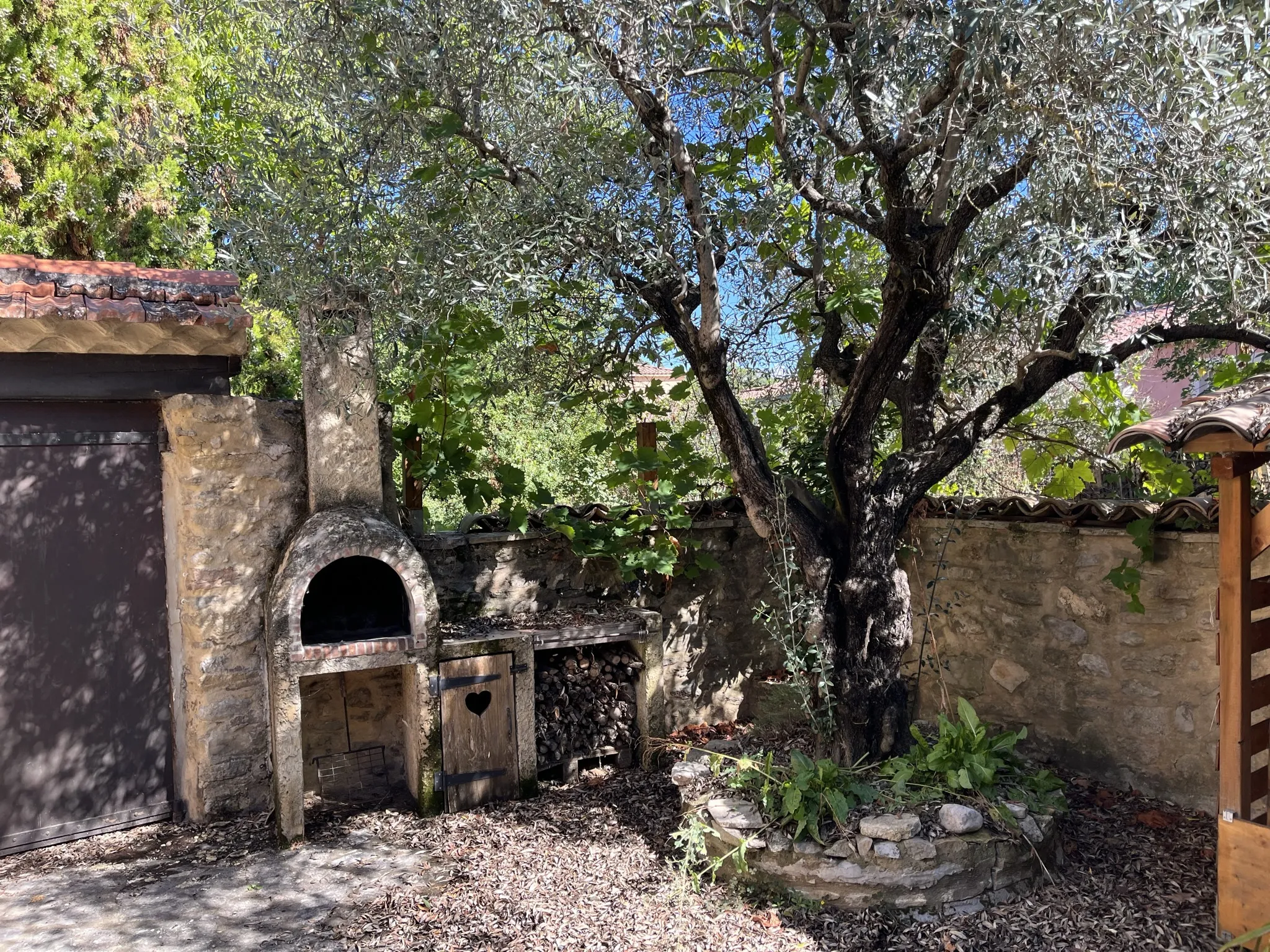 Maison de village avec cour intérieure à Entrechaux 