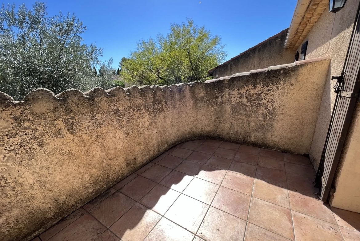 Maison de village avec cour intérieure à Entrechaux 