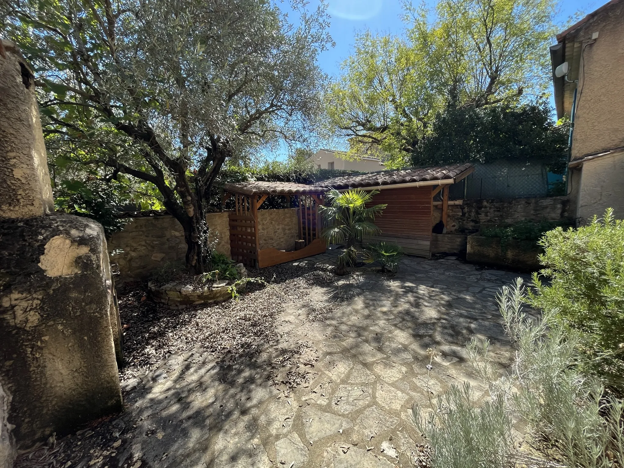 Maison de village avec cour intérieure à Entrechaux 