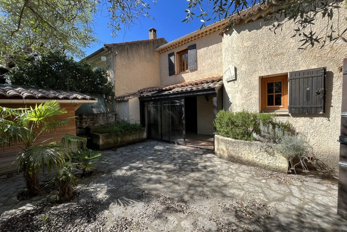 Maison de village avec cour intérieure à Entrechaux 