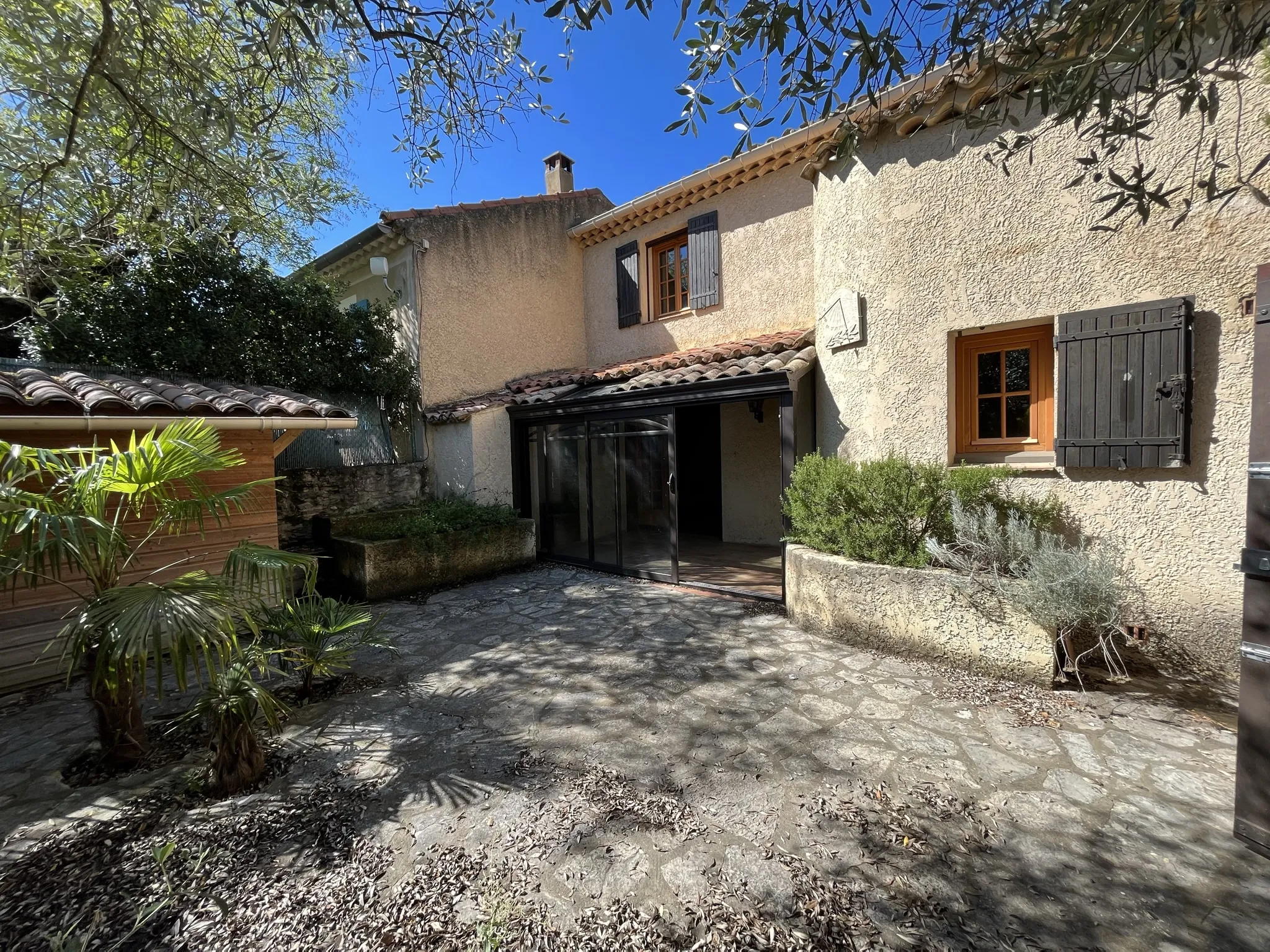 Maison de village avec cour intérieure à Entrechaux 