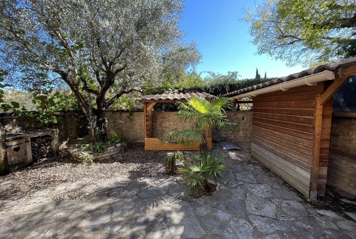 Maison de village avec cour intérieure à Entrechaux 