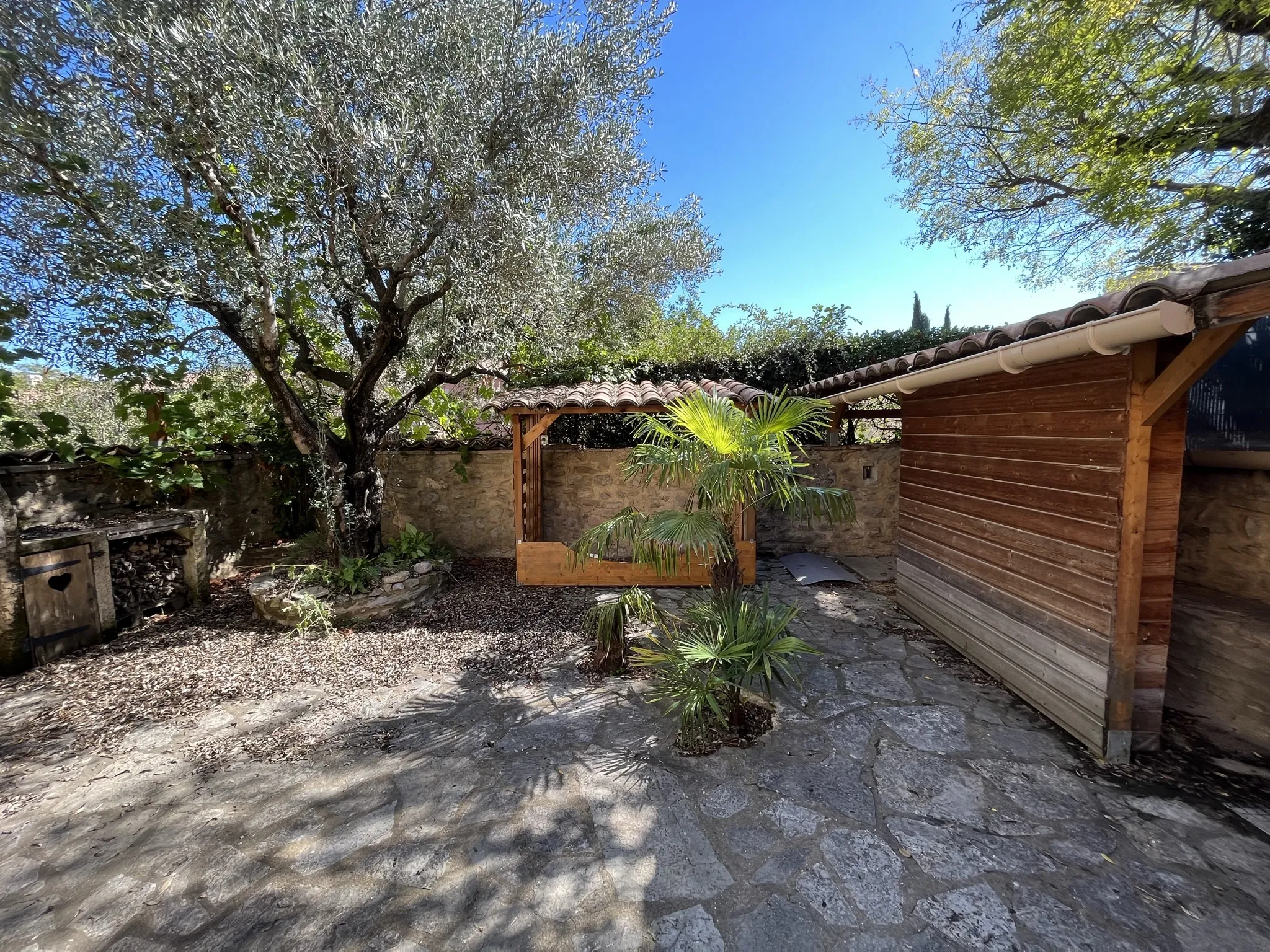 Maison de village avec cour intérieure à Entrechaux 