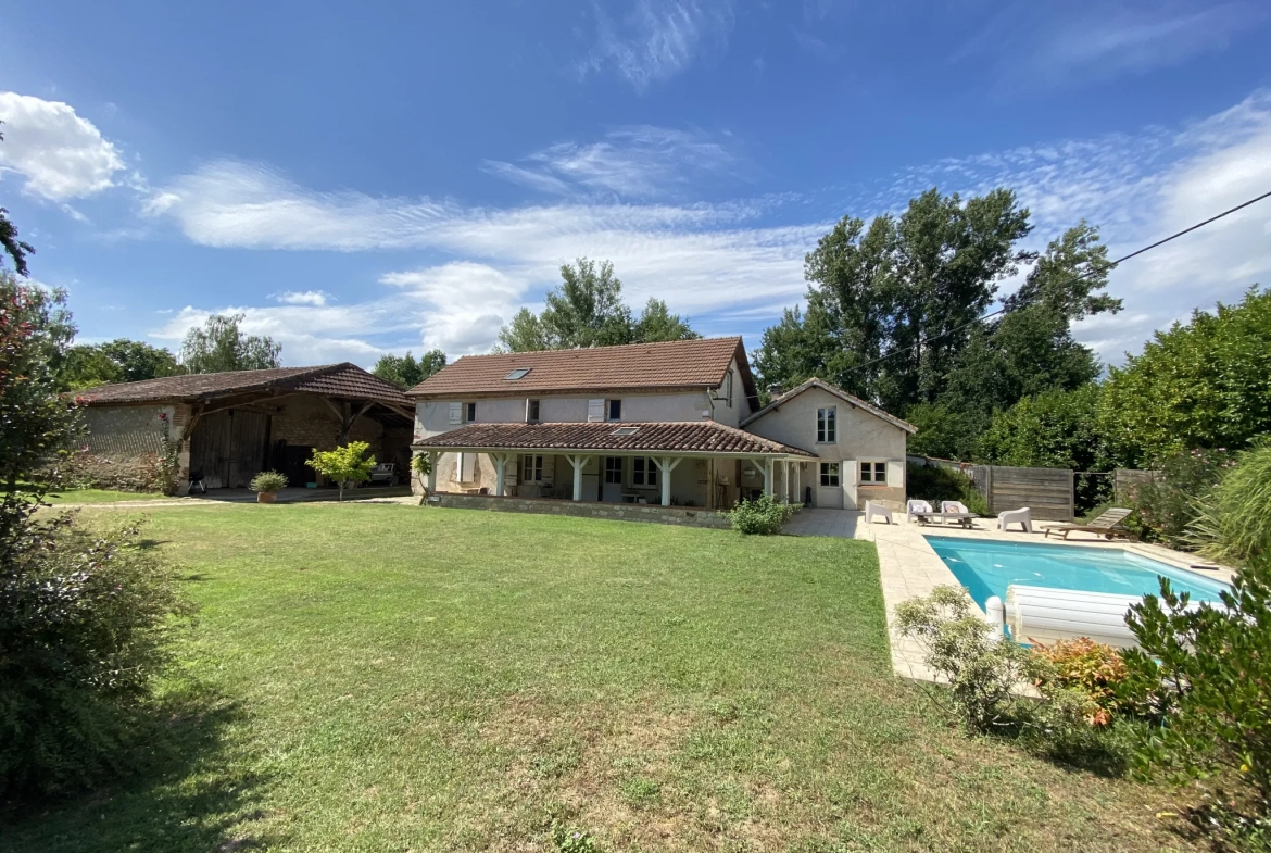 Maison avec piscine et grange à St Sylvestre sur Lot 