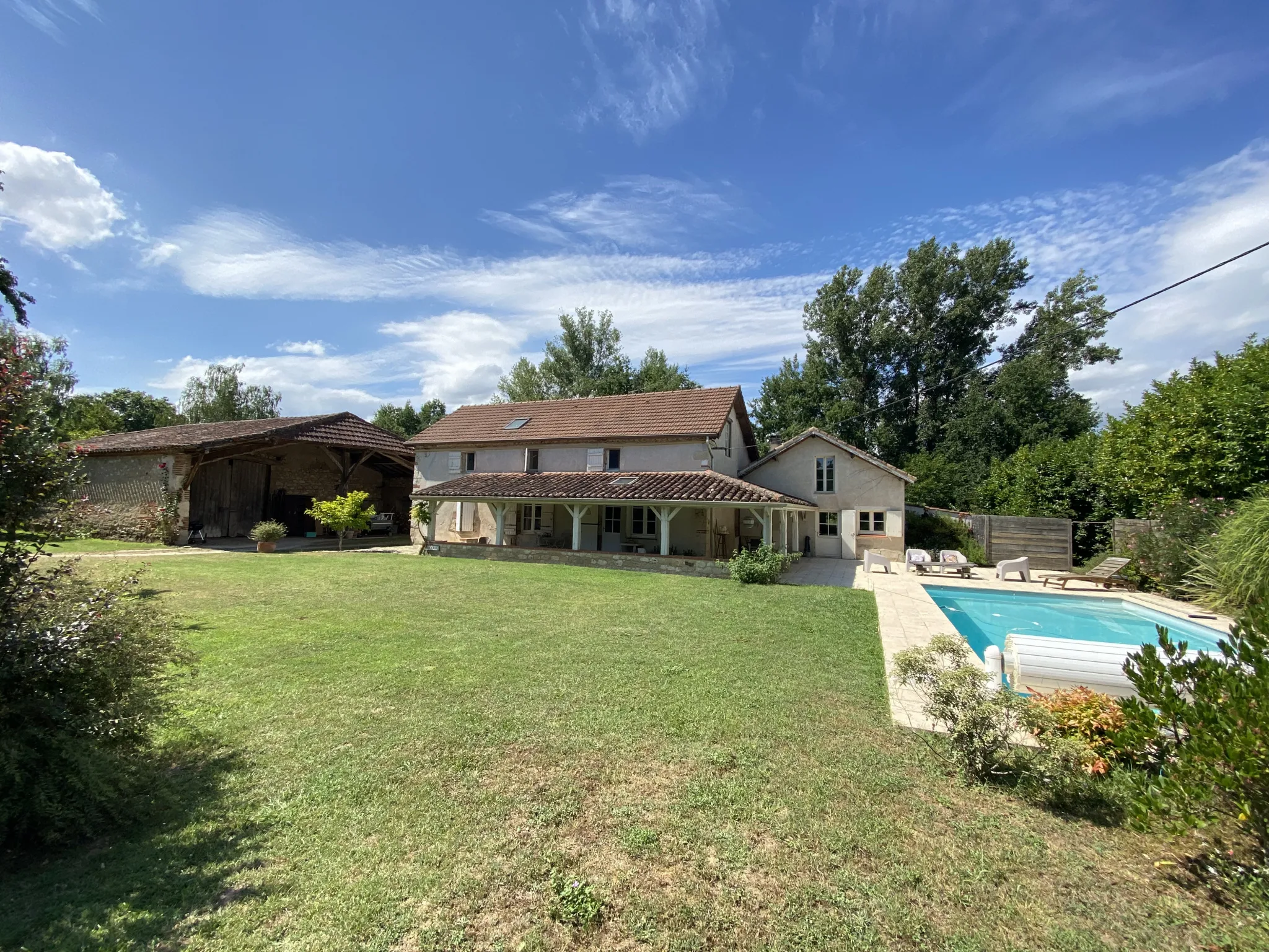 Maison avec piscine et grange à St Sylvestre sur Lot 