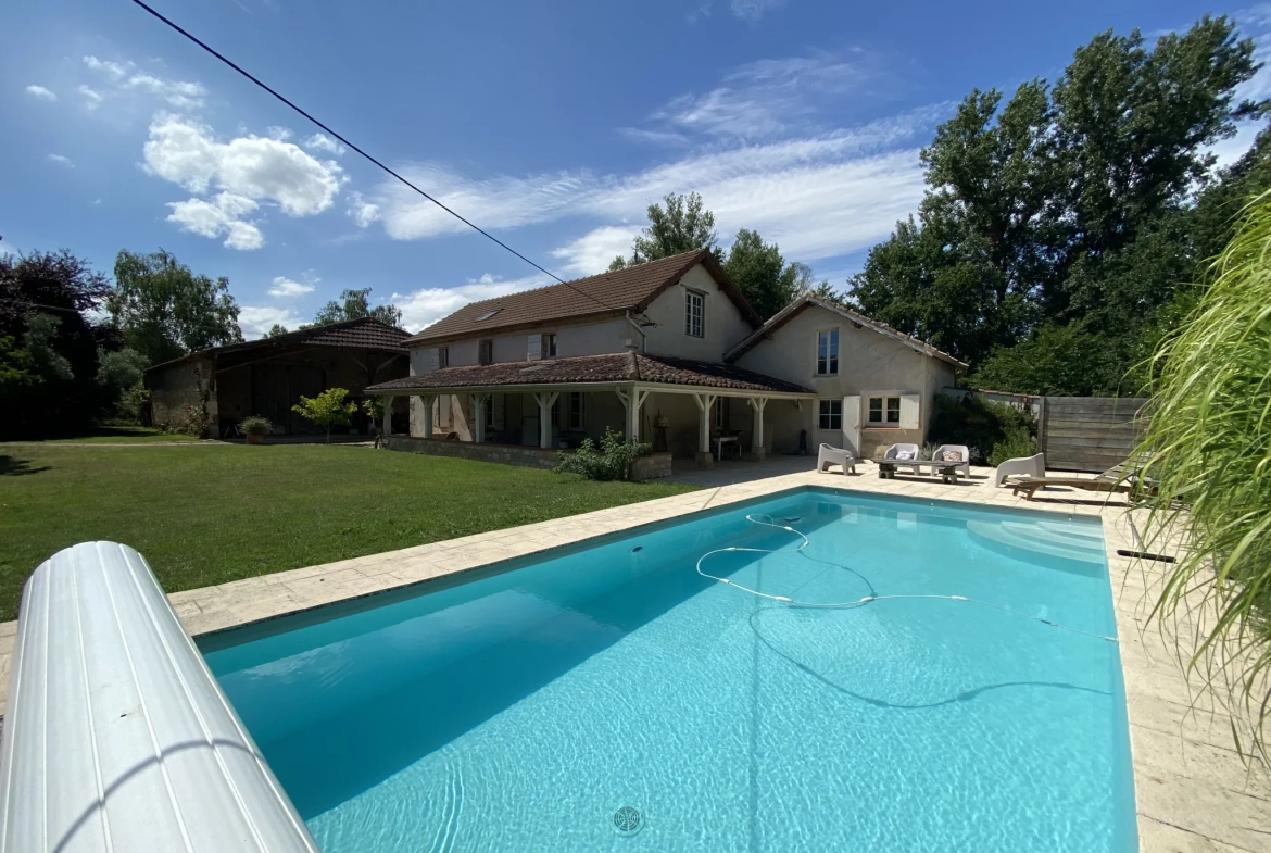 Maison avec piscine et grange à St Sylvestre sur Lot 