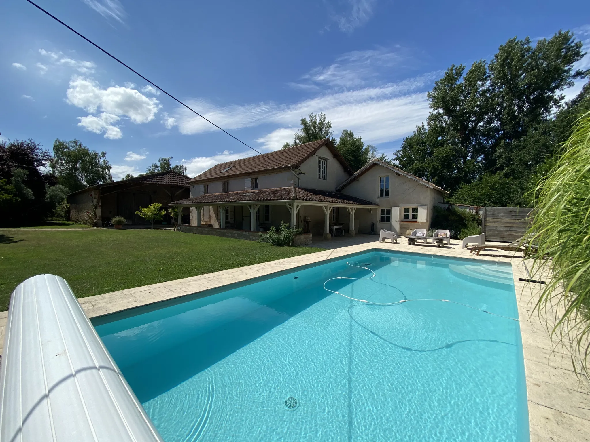 Maison avec piscine et grange à St Sylvestre sur Lot 