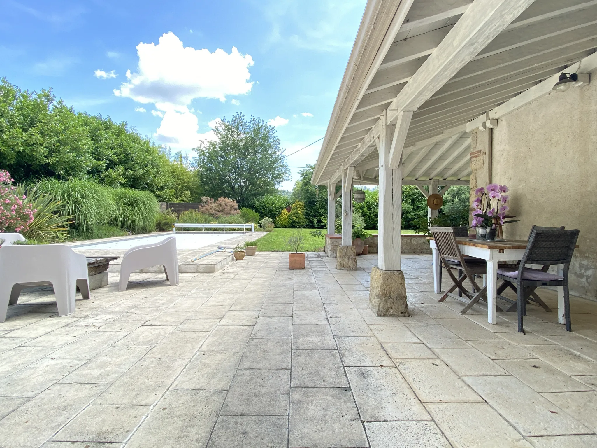 Maison avec piscine et grange à St Sylvestre sur Lot 