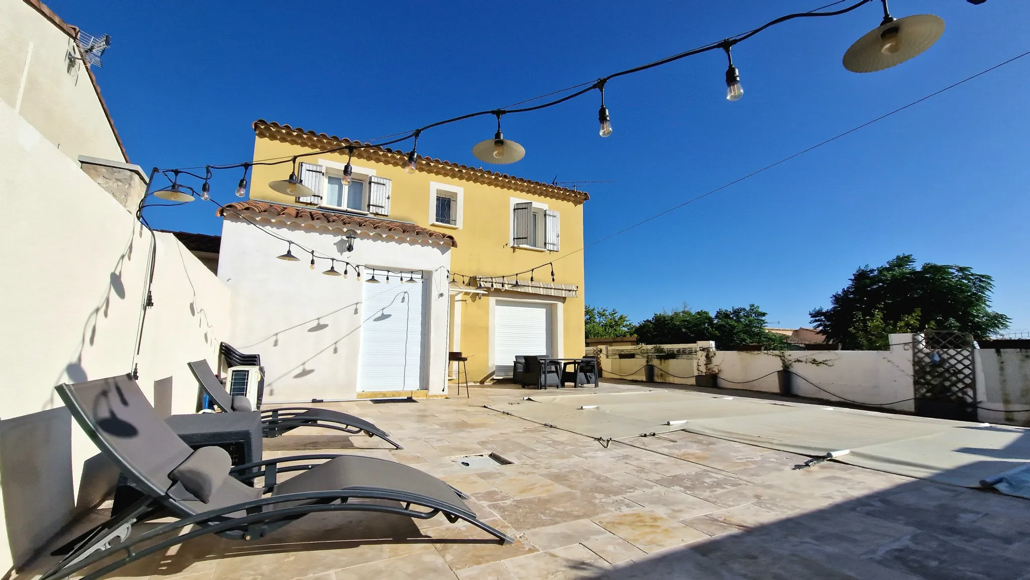 Villa Moderne avec Piscine à Pont Saint Esprit 