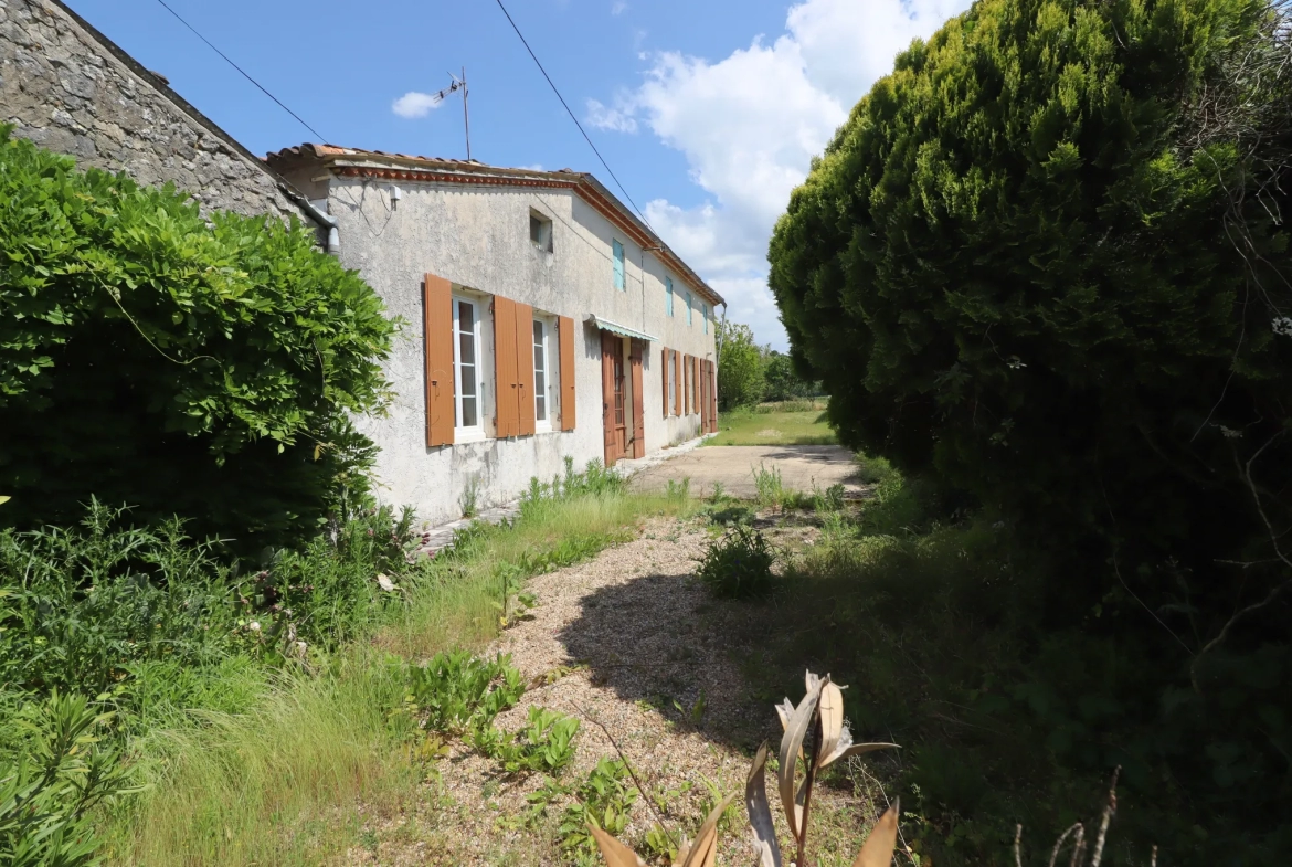 Ferme Charentaise 9 pièces avec nombreuses dépendances, jardin arboré 