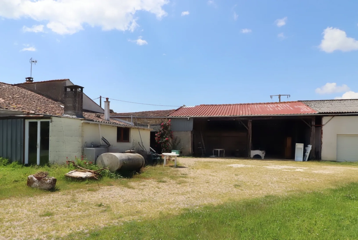 Ferme Charentaise 9 pièces avec nombreuses dépendances, jardin arboré 