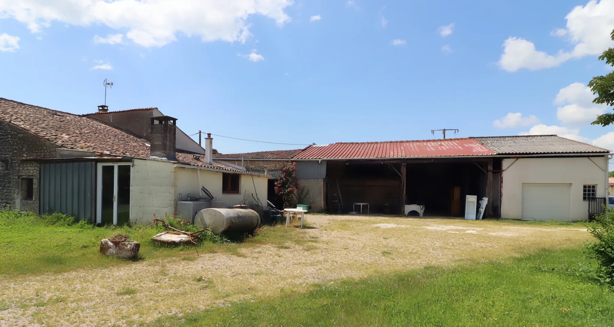 Ferme Charentaise 9 pièces avec nombreuses dépendances, jardin arboré 