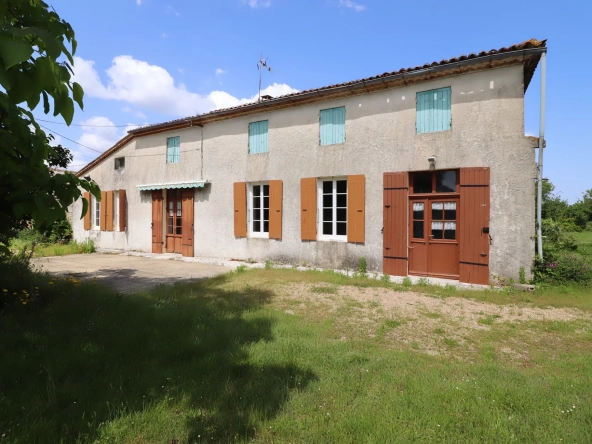 Ferme Charentaise 9 pièces avec nombreuses dépendances, jardin arboré