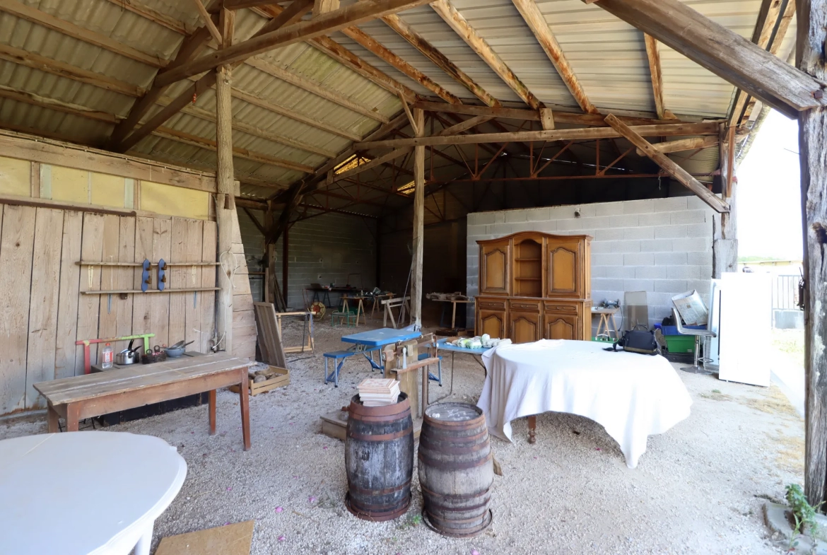 Ferme Charentaise 9 pièces avec nombreuses dépendances, jardin arboré 