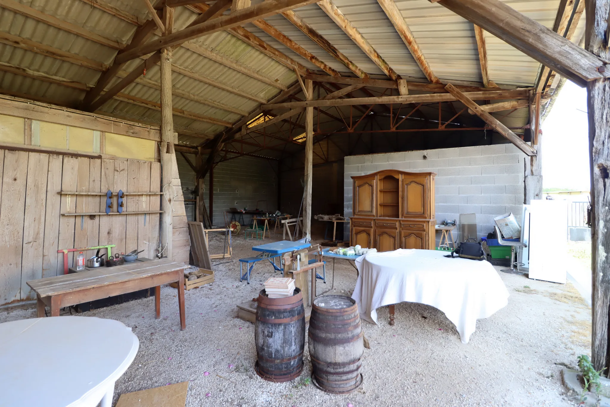 Ferme Charentaise 9 pièces avec nombreuses dépendances, jardin arboré 