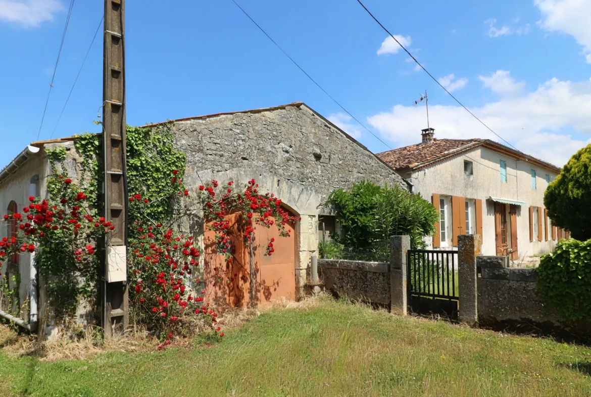 Ferme Charentaise 9 pièces avec nombreuses dépendances, jardin arboré 