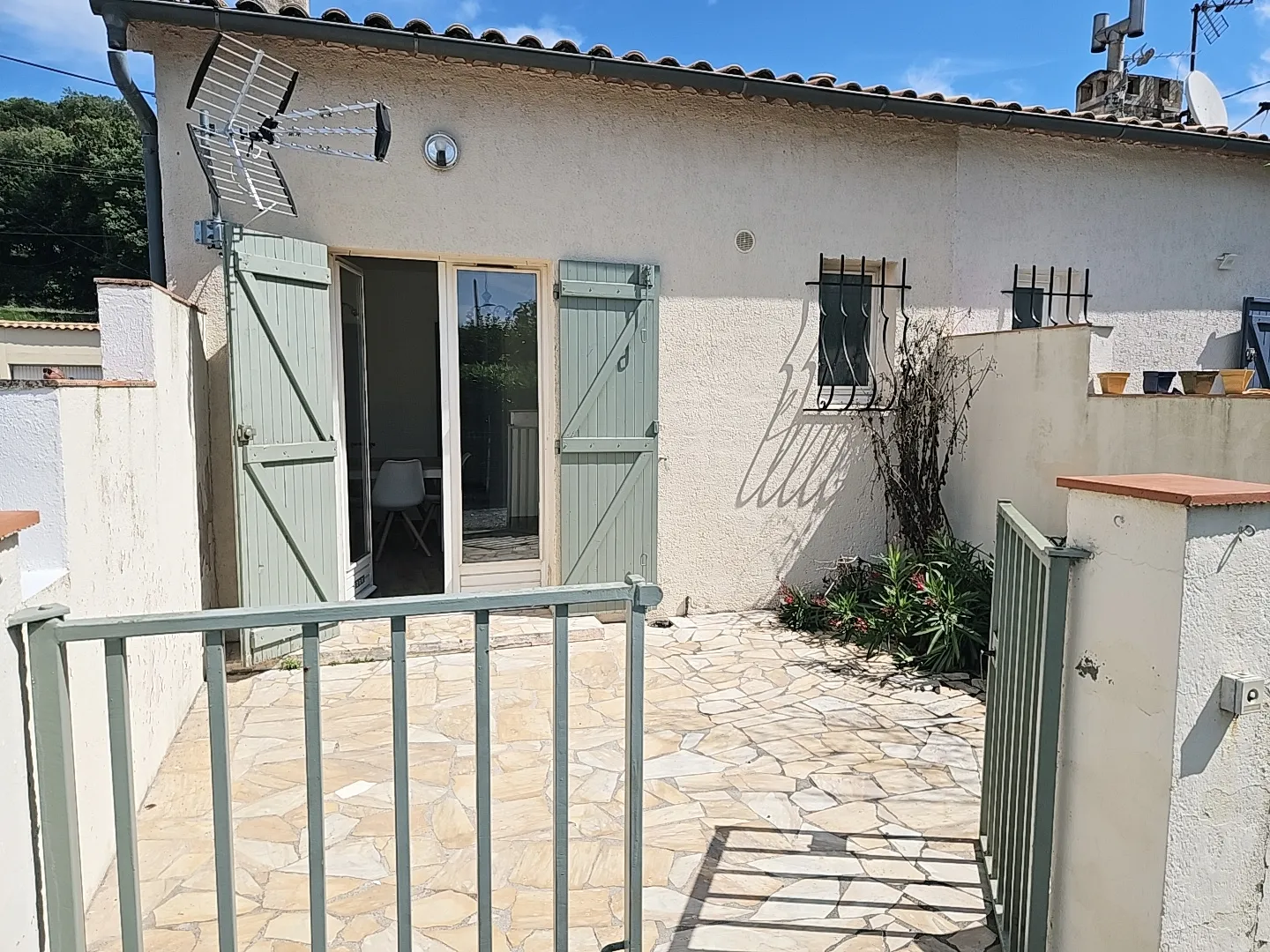 Petite maison T3 avec 2 chambres et jardin privatif à Pignans 