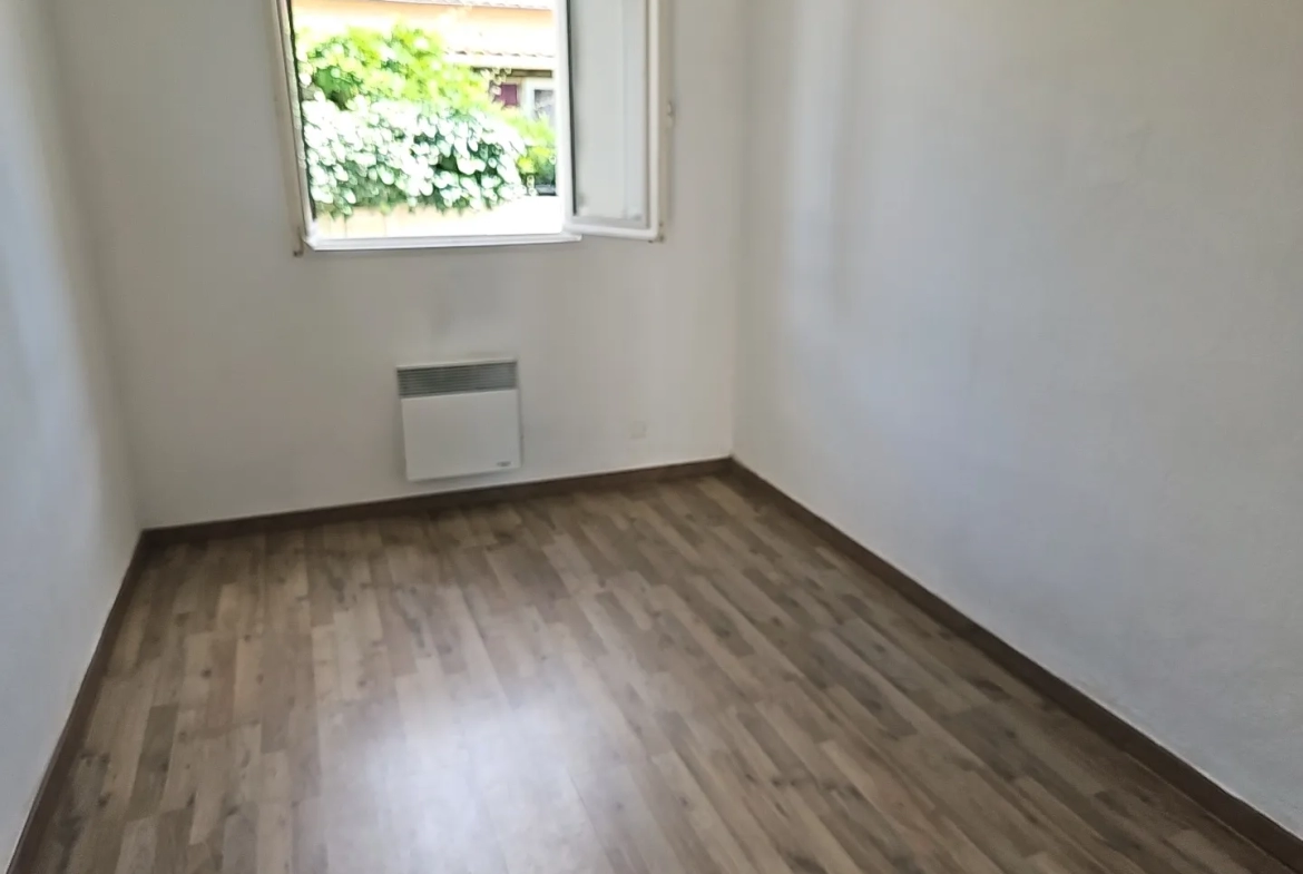 Petite maison T3 avec 2 chambres et jardin privatif à Pignans 