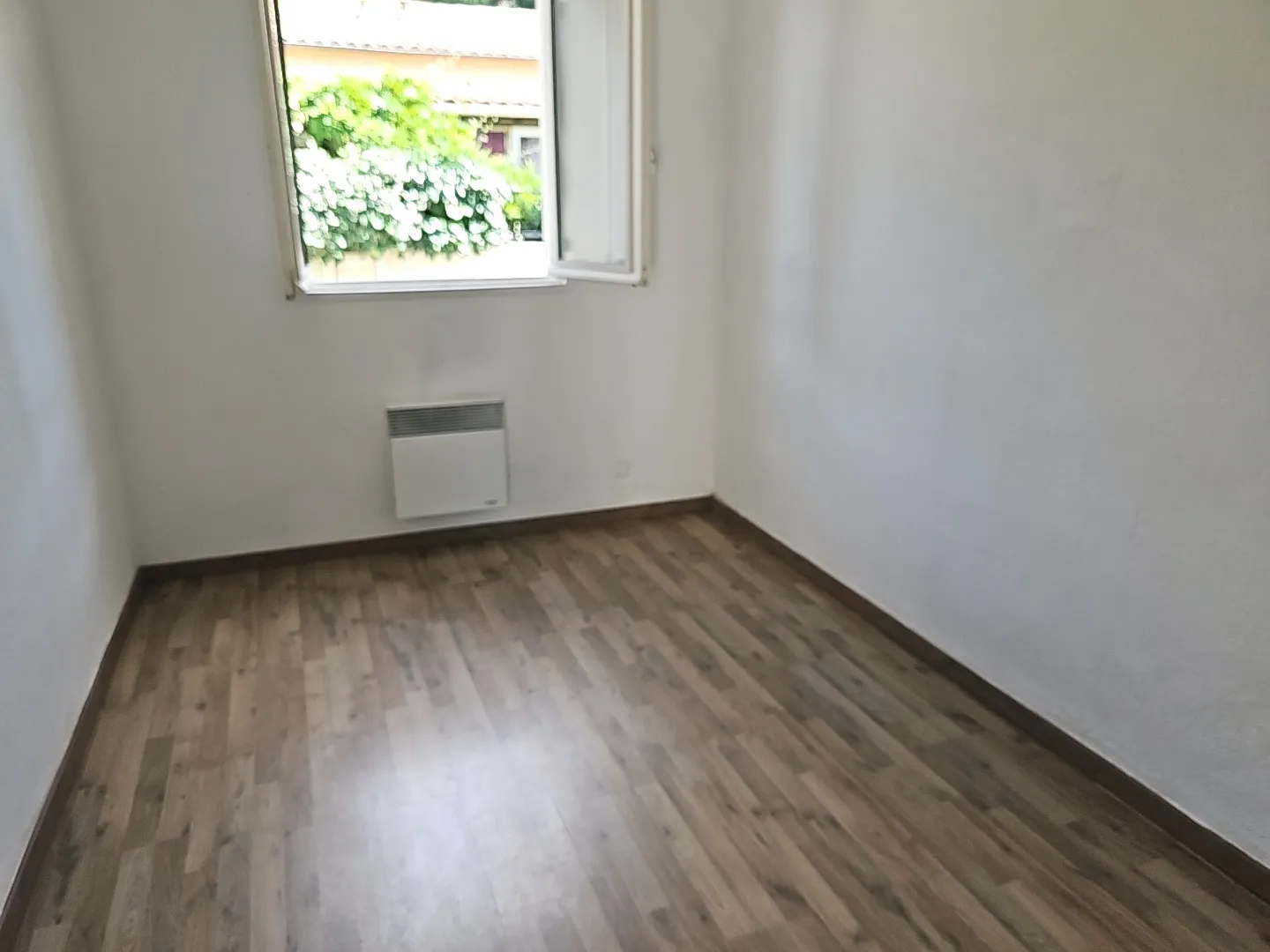 Petite maison T3 avec 2 chambres et jardin privatif à Pignans 