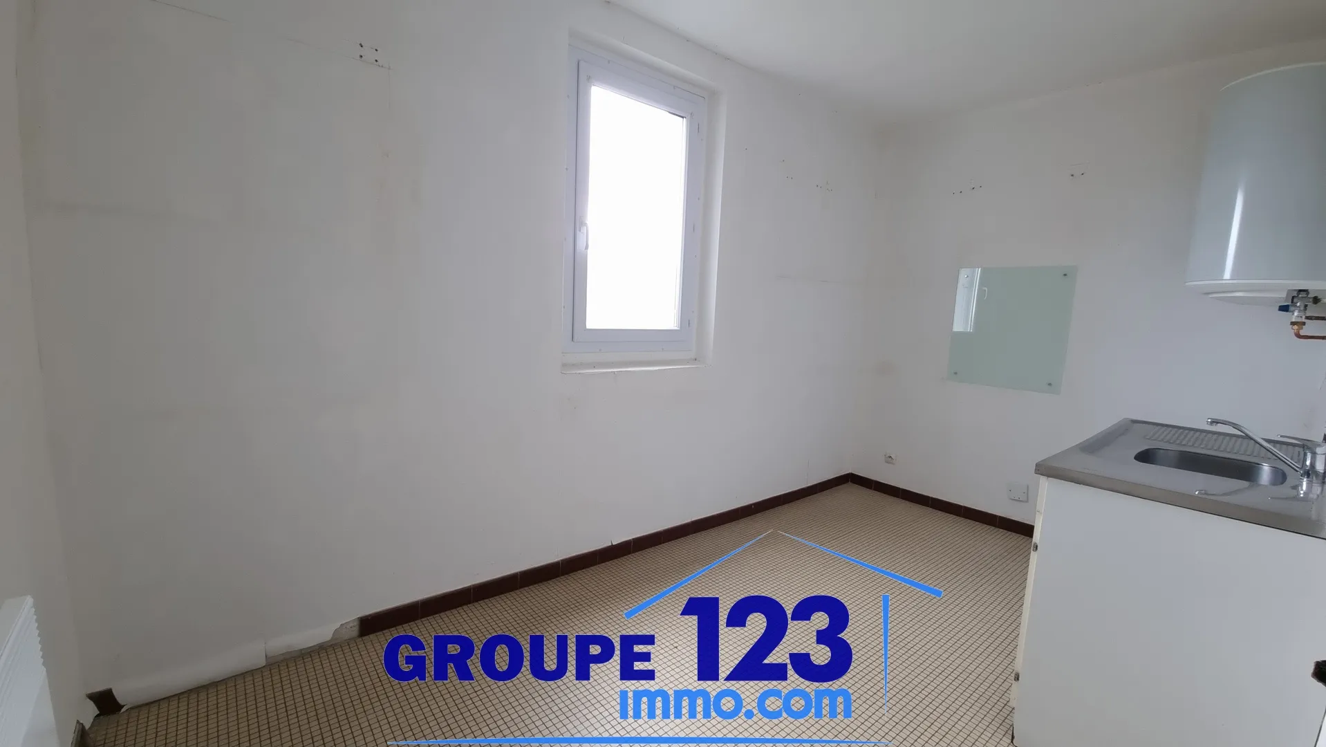 Secure Residence with Elevator - St Florentin - Apartment for Sale 