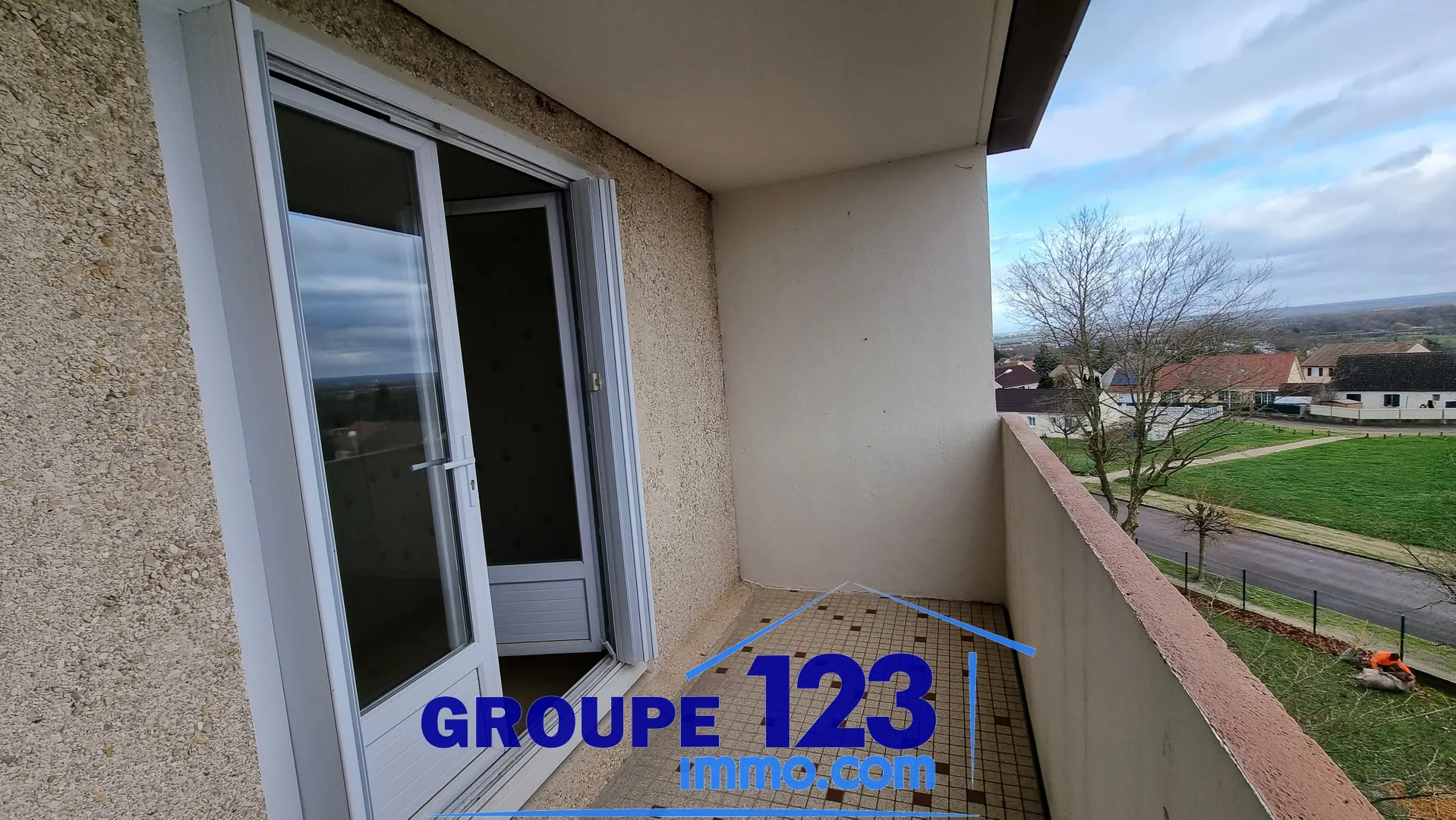 Secure Residence with Elevator - St Florentin - Apartment for Sale 